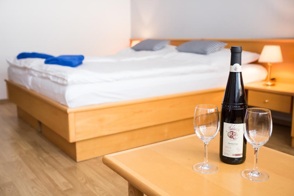 Hotel Laguna Ceske Budejovice Chambre photo